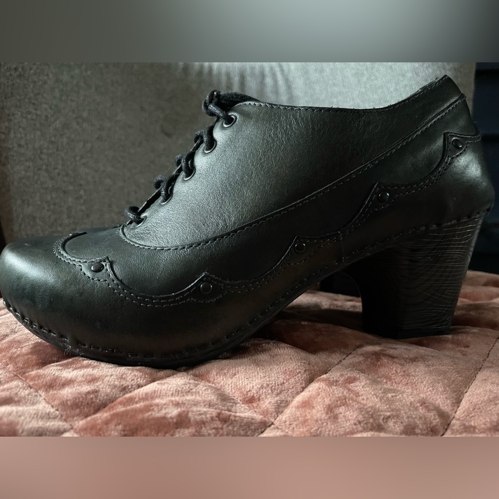 Dansko laced Shoes •Dansko Nell Scalloped • size 40 • US 9.5 • navy blue